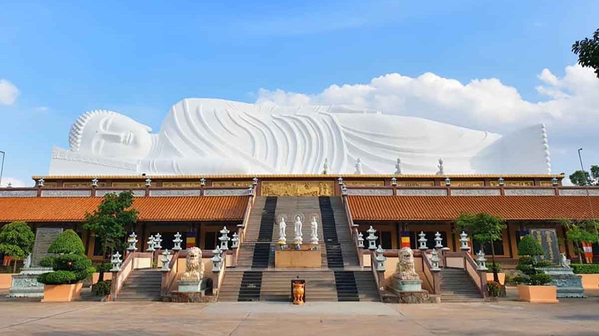 Tượng Phật nhập niết bàn tại chùa Hội Khánh