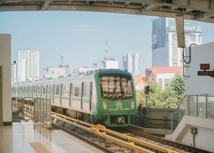 Giới trẻ thích thú check in tại các ga tàu điện
