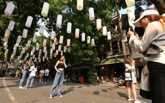 Bối cảnh tuyệt đẹp tại phố bích họa Phùng Hưng thu hút du khách