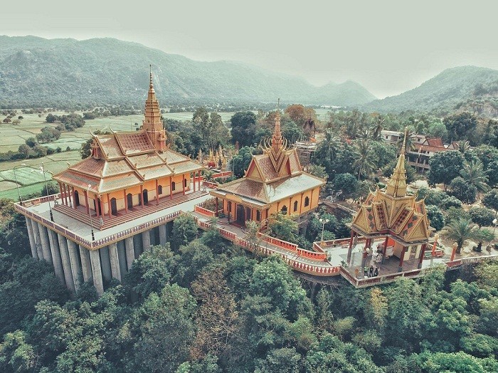 Ngôi chùa Khmer cổ kính trên núi Tà Pạ