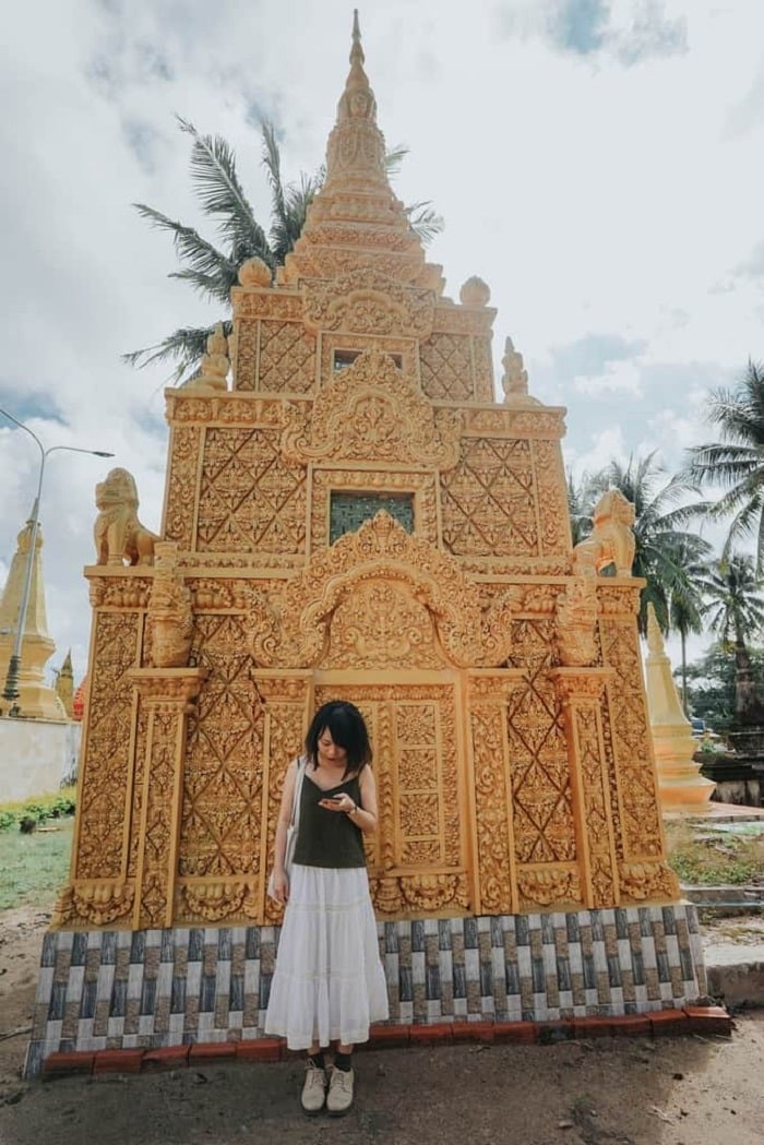 Tượng Phật uy nghiêm trong chánh điện chùa Xà Tón