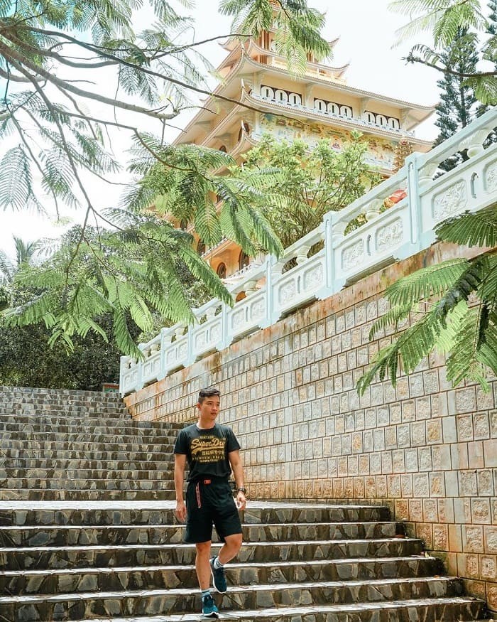 Hệ thống chùa chiền và cảnh quan tâm linh trên núi Cấm