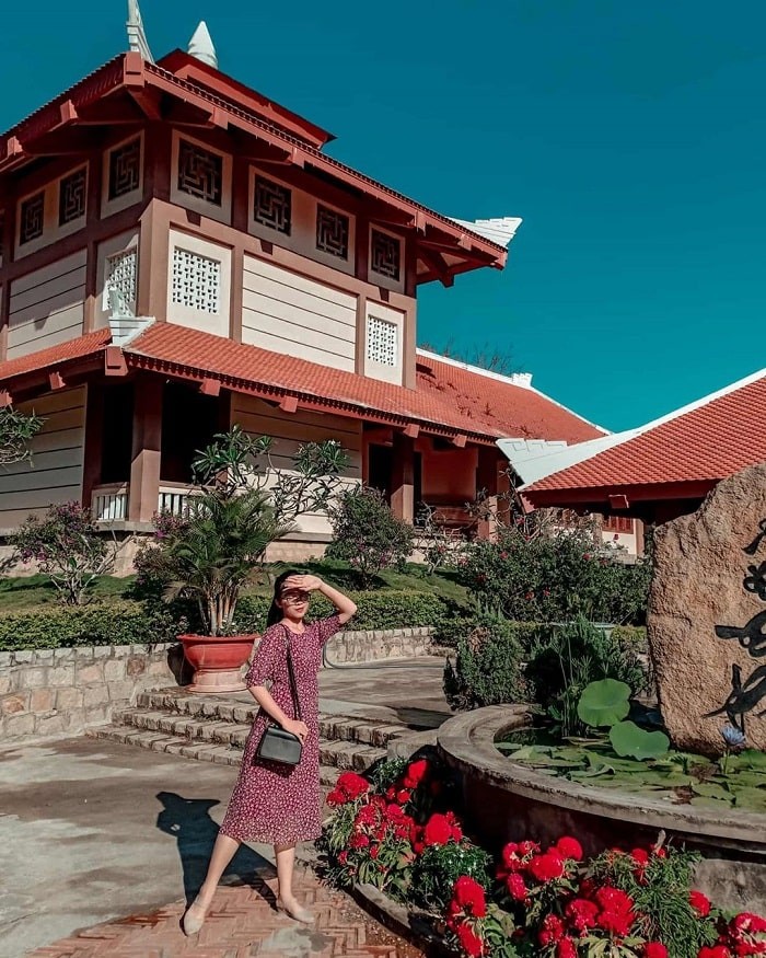 Khung cảnh thiên nhiên tươi đẹp dưới chân núi Cấm