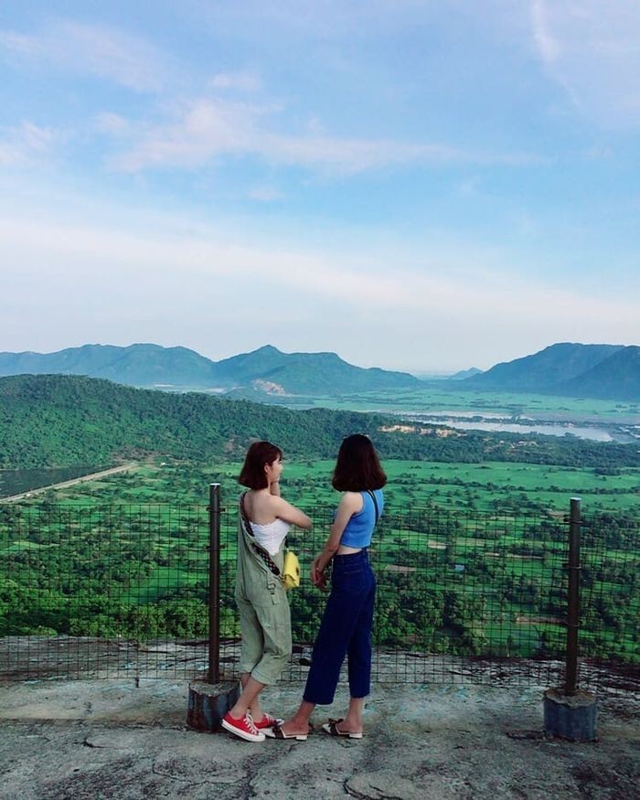 Khám phá tảng đá đầu voi trên núi Cô Tô