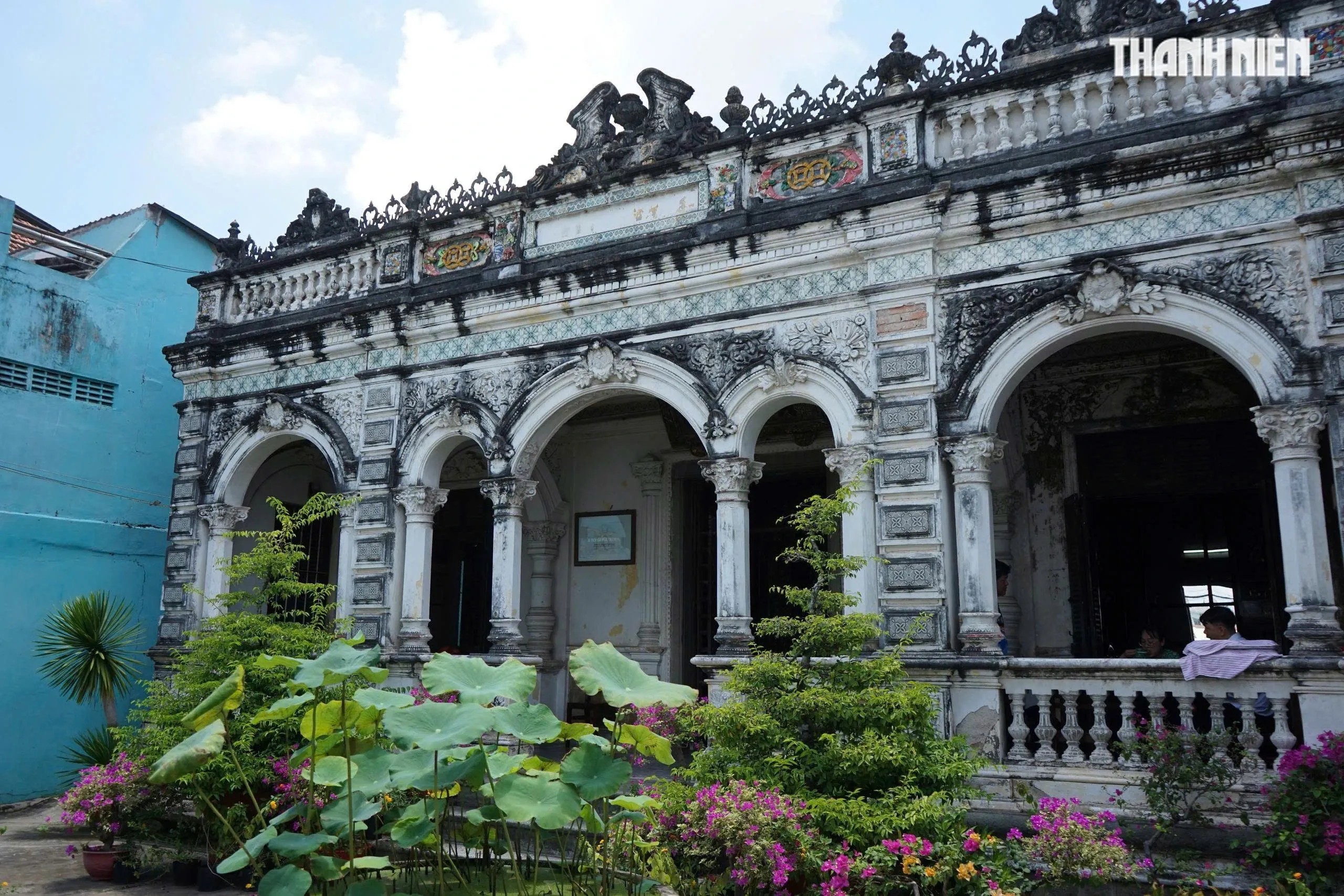 Nội thất bên trong nhà cổ Huỳnh Thủy Lê với gạch bông và các chi tiết gỗ chạm khắc.