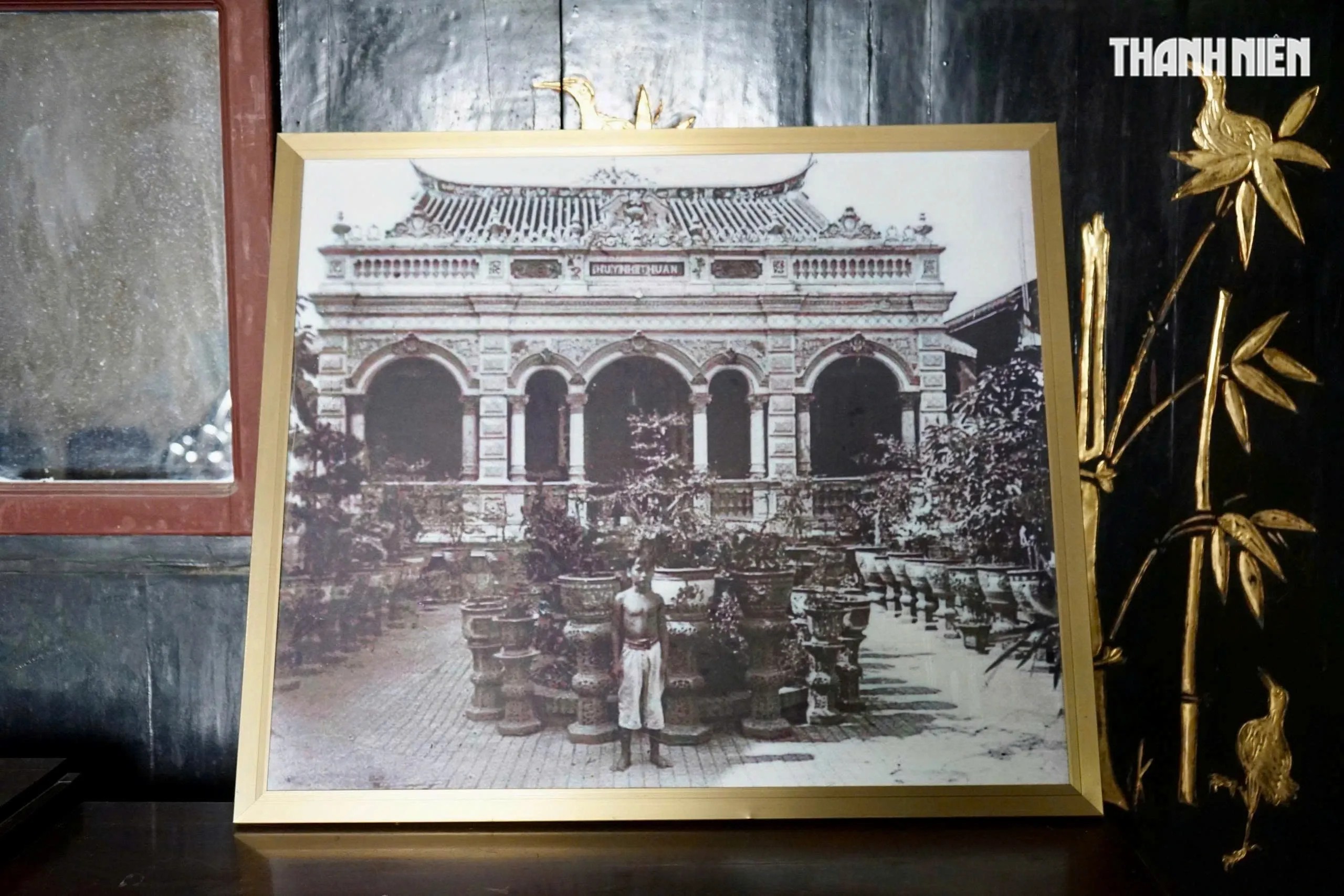Nhiều hình ảnh liên quan đến gia đình ông Huỳnh Thủy Lê được trưng bày bên trong nhà.