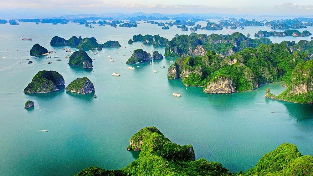 Cảnh quan Vịnh Hạ Long với những hòn đảo đá vôi trùng điệp
