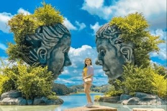 Tạo dáng độc đáo tại hồ Vô Cực