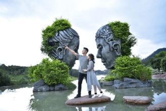 Những cặp đôi check-in tại hồ Vô Cực