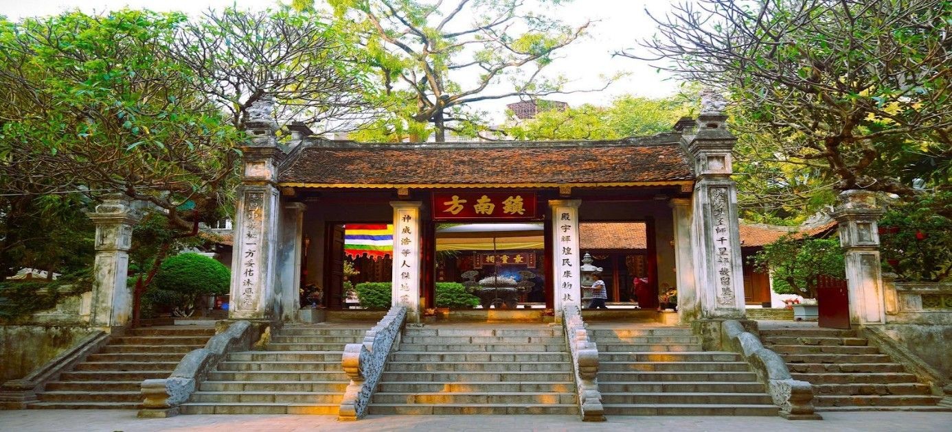 Không gian trang nghiêm bên trong Đền Kim Liên.