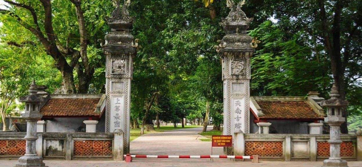Hình ảnh hai con voi đá trước Đền Voi Phục.