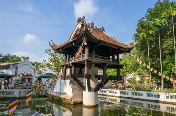 Chùa Một Cột soi bóng xuống mặt hồ, tạo nên khung cảnh thanh bình.