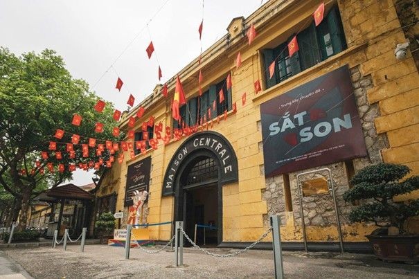Các hiện vật được trưng bày bên trong Nhà tù Hỏa Lò.