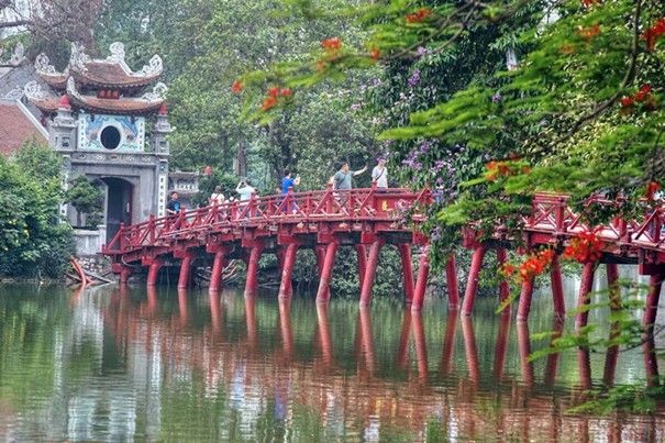 Cầu Thê Húc với sắc đỏ rực rỡ dẫn lối vào Đền Ngọc Sơn.