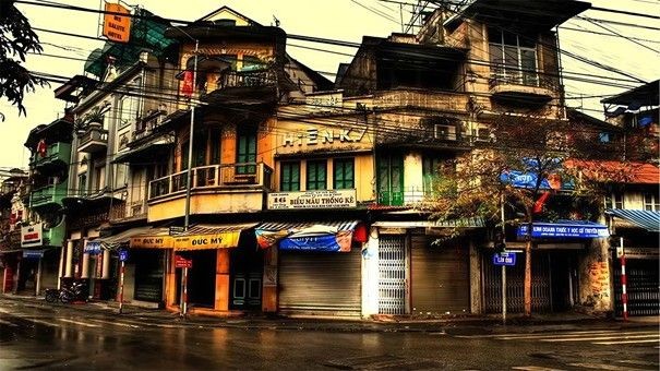 Khung cảnh nhộn nhịp trên một con phố cổ Hà Nội.