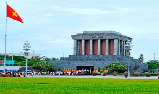 Cận cảnh Lăng Chủ tịch Hồ Chí Minh với kiến trúc uy nghiêm.