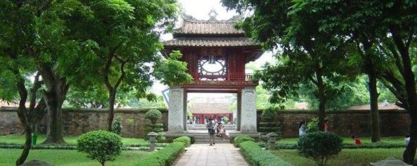 Kiến trúc cổ kính của Văn Miếu - Quốc Tử Giám với các bia tiến sĩ.