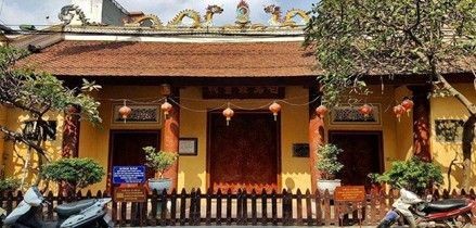 Cổng đền Bạch Mã với kiến trúc cổ kính.