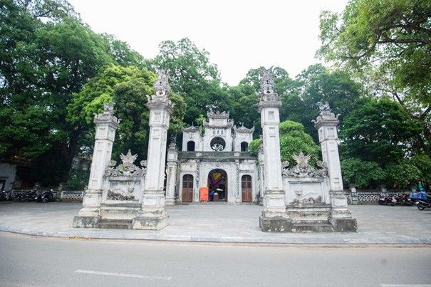 Tượng đồng đen Huyền Thiên Trấn Vũ uy nghi trong Đền Quán Thánh.