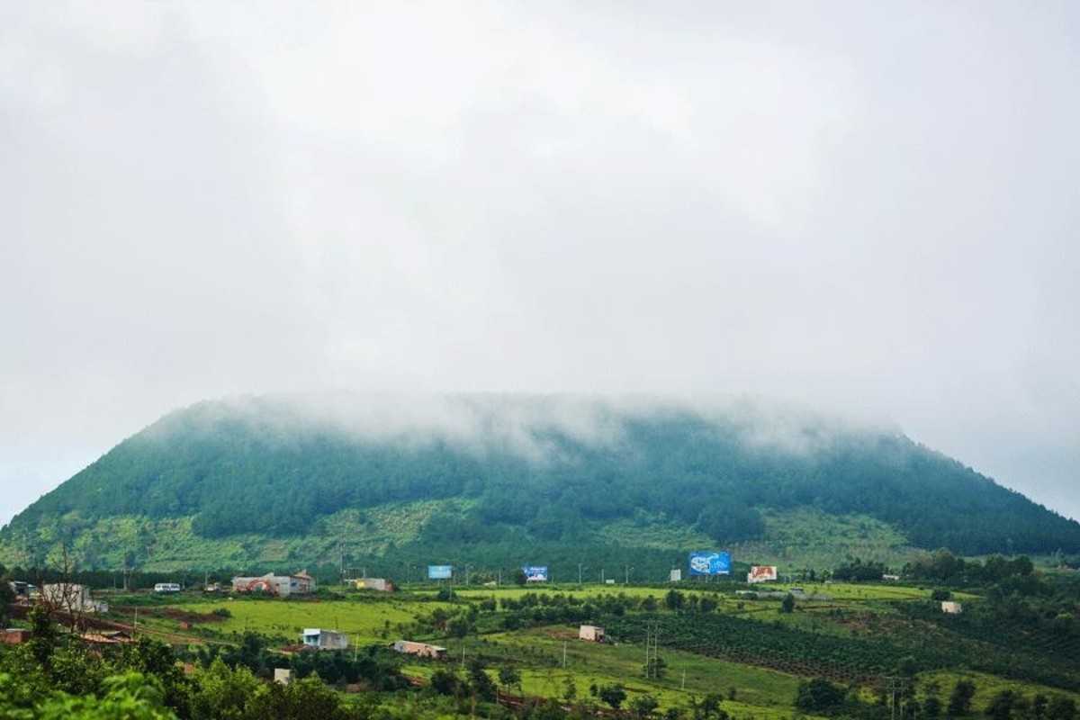 Khung cảnh huyền ảo của Núi Hàm Rồng trong sương
