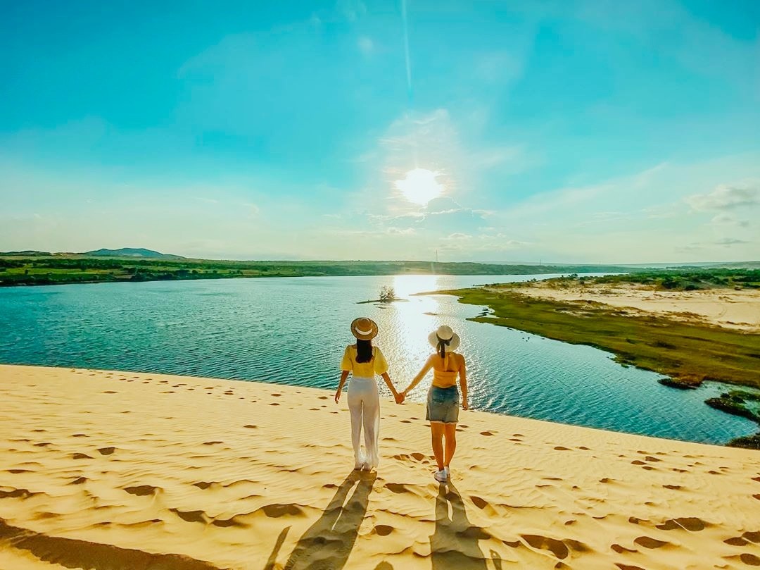 Cảnh biển Mũi Né với cát vàng và sóng biển