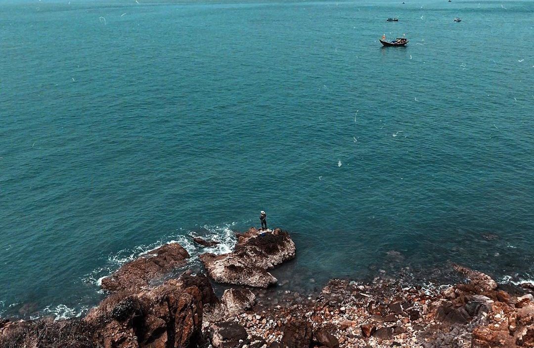 Câu cá nơi biển lớn xanh ngắt