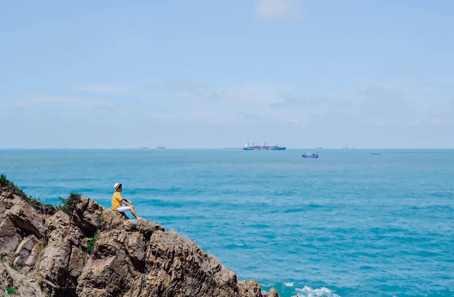 Ngồi ngắm biển cực chill tại mũi Nghinh Phong