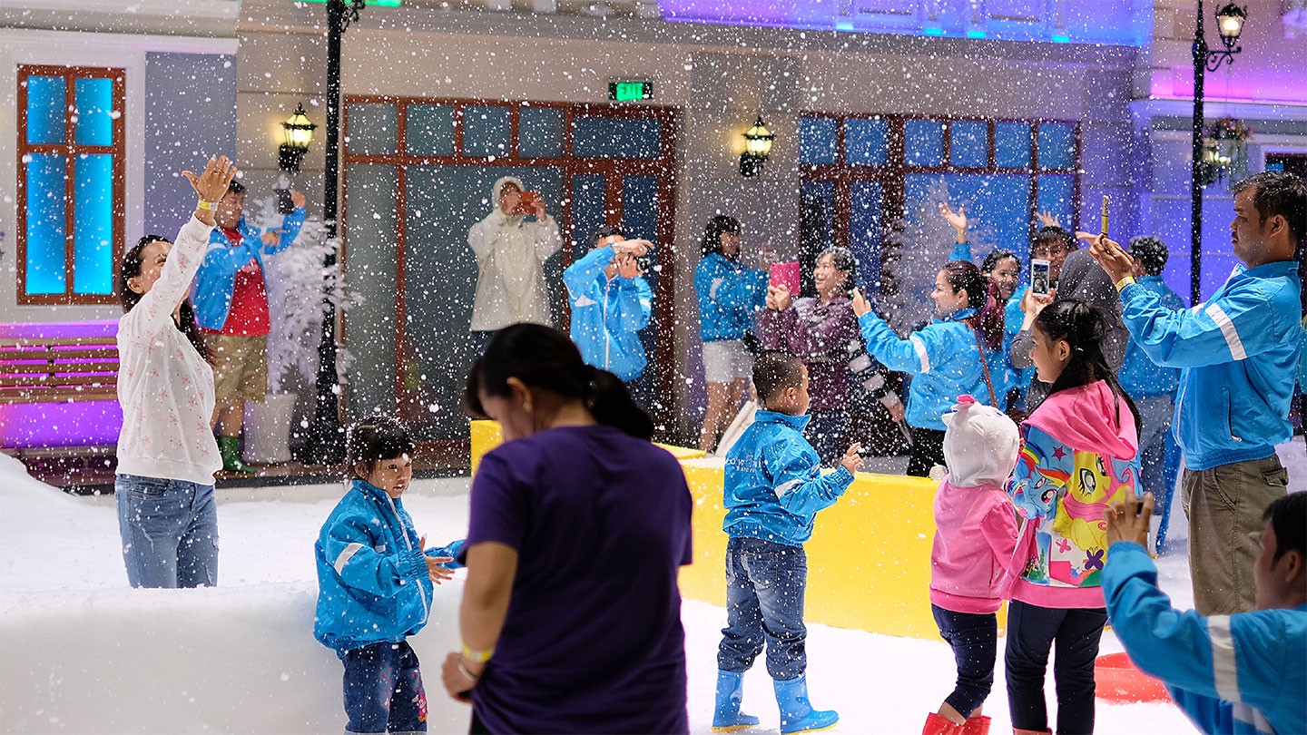 Cận cảnh lớp tuyết nhân tạo tại Snow Town
