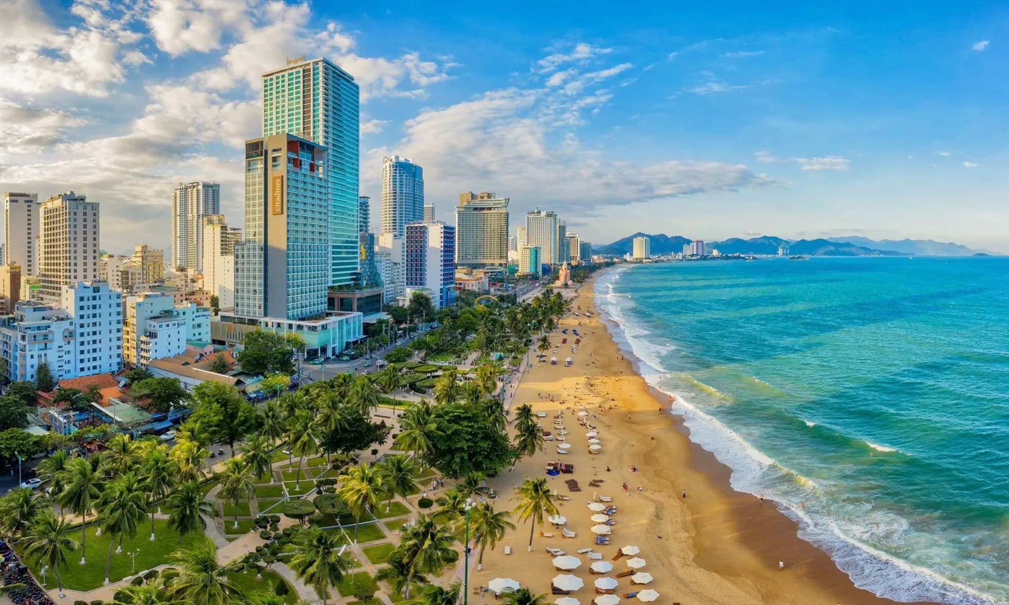 Toàn cảnh bãi biển Nha Trang với cát vàng và làn nước trong xanh