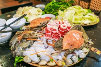 Quán hải sản đầm Ô Loan với đa dạng món ăn cho du khách lựa chọn