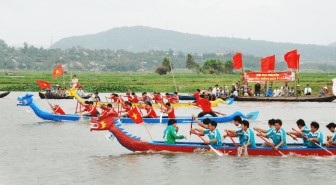 Lễ hội đua thuyền đầm Ô Loan sôi động