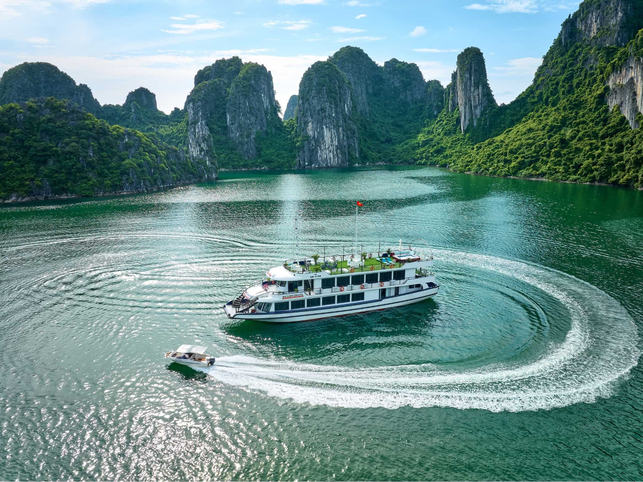 Cảnh quan hùng vĩ của Vịnh Hạ Long với các đảo đá vôi