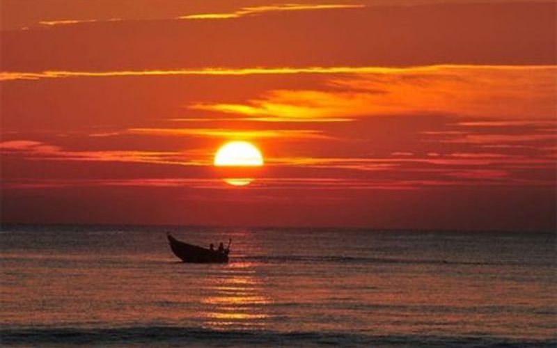 Mặt Trời Lặn: Hướng, Thời Gian Và Địa Điểm Ngắm Đẹp 1 hình ảnh mặt trời lặn trên biển