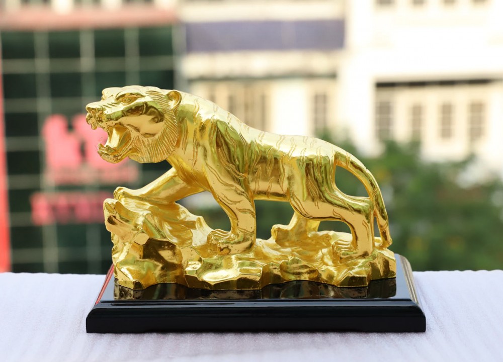Tượng Hổ phong thuỷ mạ vàng (ảnh Golden Gift Việt Nam)